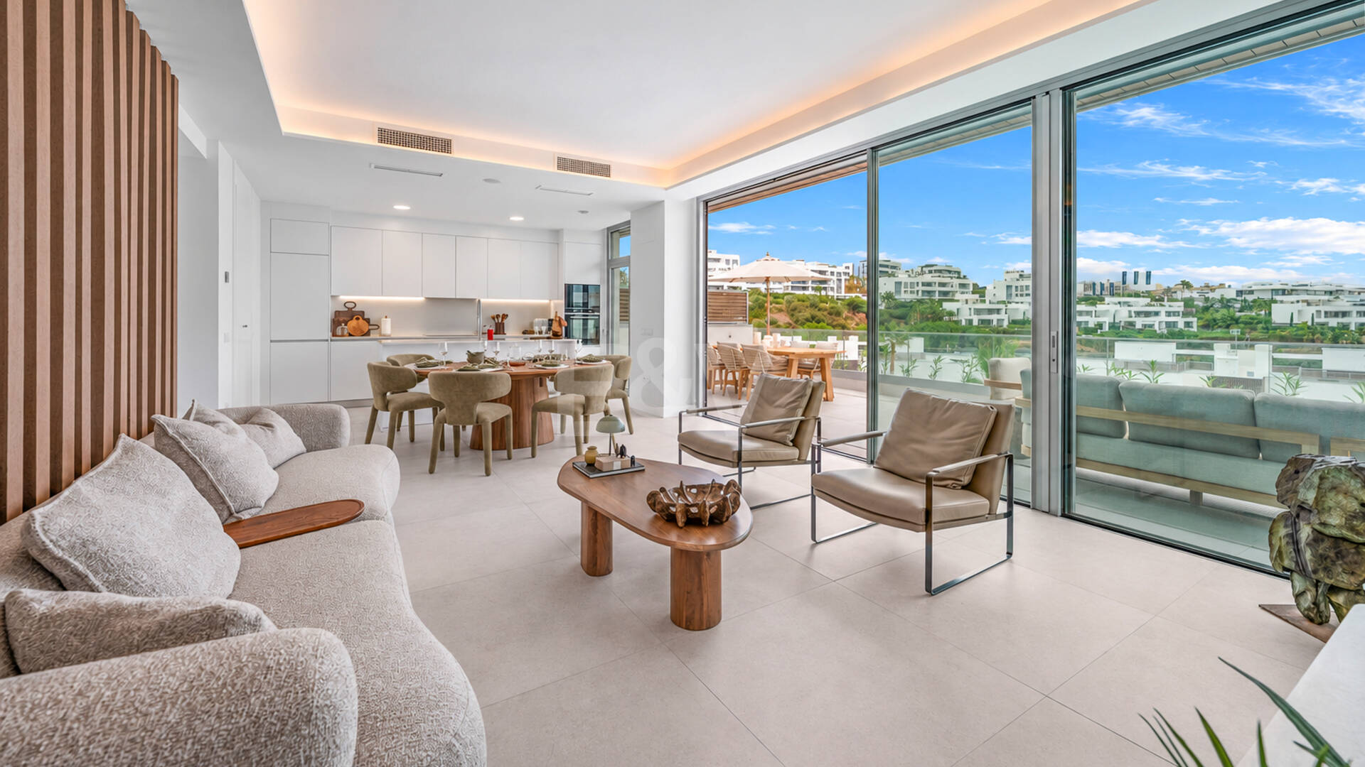Luksusowy dwupoziomowy penthouse z czterema sypialniami i prywatnym basenem na dachu, z widokiem na pole golfowe Santa Clara