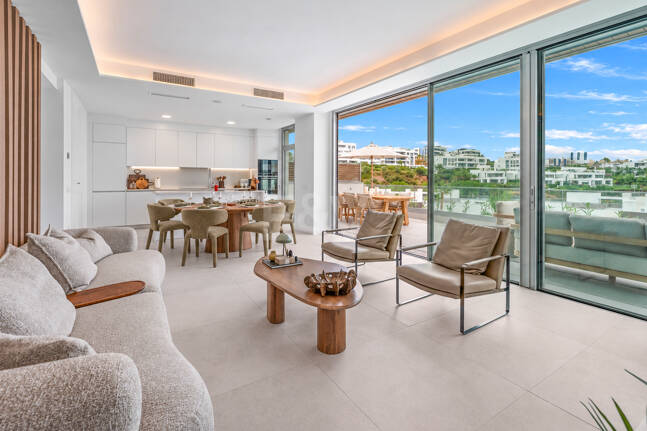 Luksusowy dwupoziomowy penthouse z czterema sypialniami i prywatnym basenem na dachu, z widokiem na pole golfowe Santa Clara