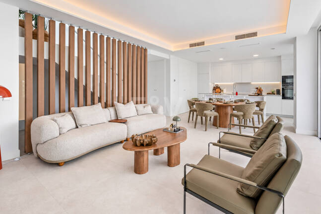 Luksusowy dwupoziomowy penthouse z czterema sypialniami i prywatnym basenem na dachu, z widokiem na pole golfowe Santa Clara