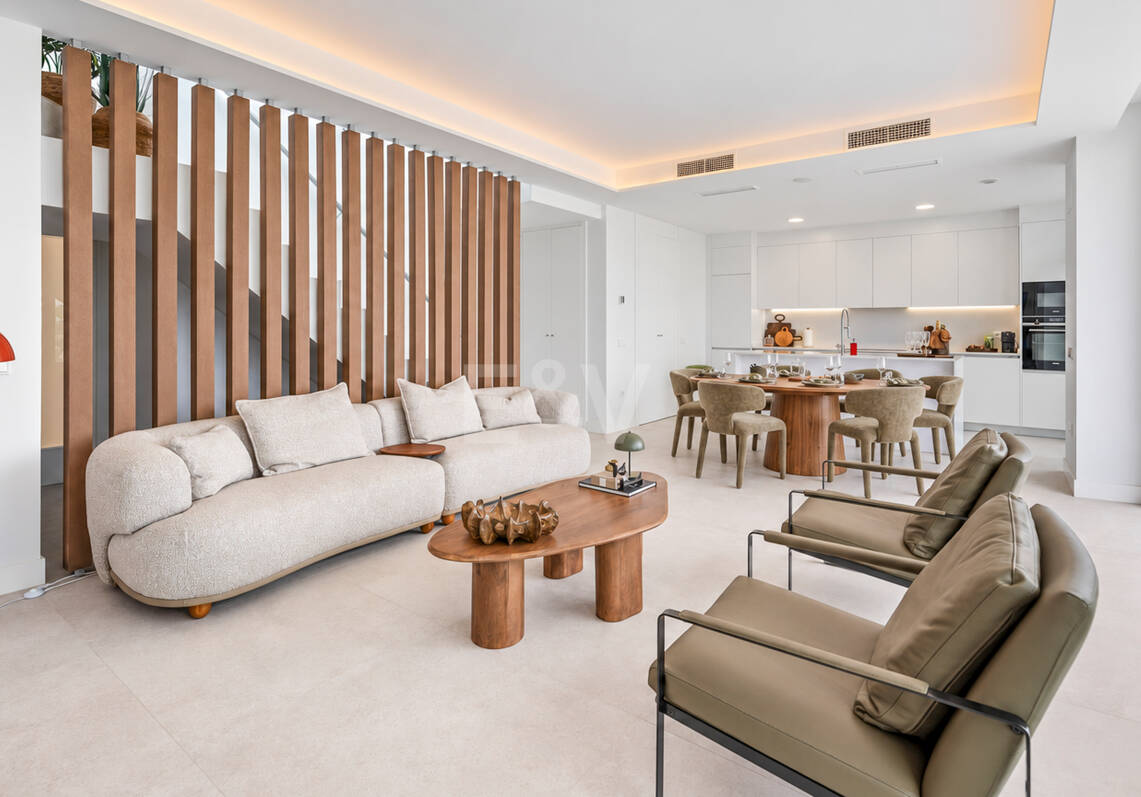Luksusowy dwupoziomowy penthouse z czterema sypialniami i prywatnym basenem na dachu, z widokiem na pole golfowe Santa Clara