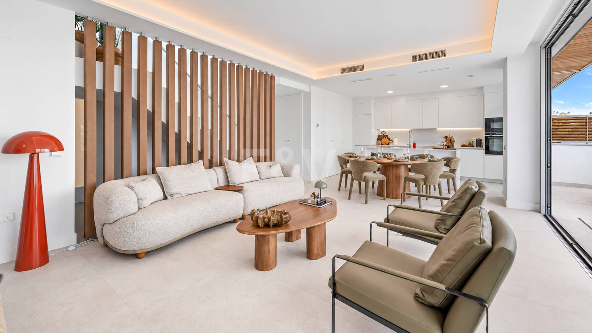 Luksusowy dwupoziomowy penthouse z czterema sypialniami i prywatnym basenem na dachu, z widokiem na pole golfowe Santa Clara