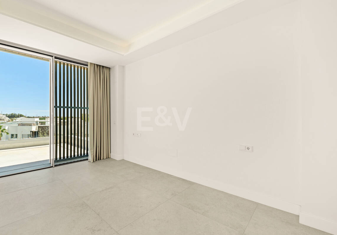 Luksusowy dwupoziomowy penthouse z czterema sypialniami i prywatnym basenem na dachu, z widokiem na pole golfowe Santa Clara