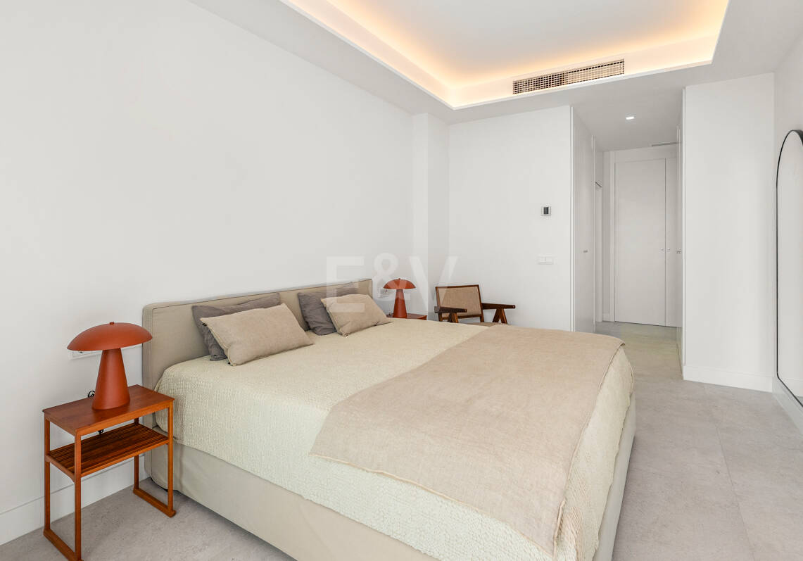 Luksusowy dwupoziomowy penthouse z czterema sypialniami i prywatnym basenem na dachu, z widokiem na pole golfowe Santa Clara