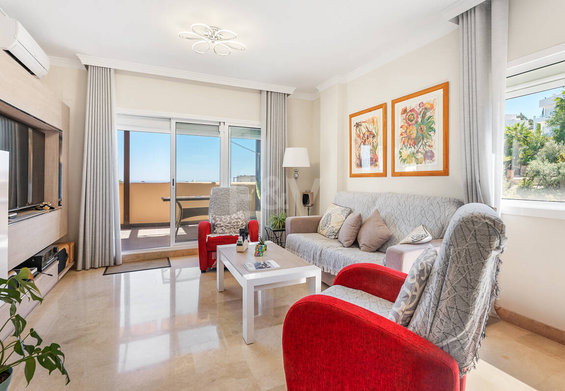 Dúplex luminoso con vistas panorámicas al mar y terrazas bañadas de sol