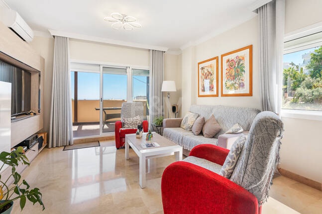 Dúplex luminoso con vistas panorámicas al mar y terrazas bañadas de sol