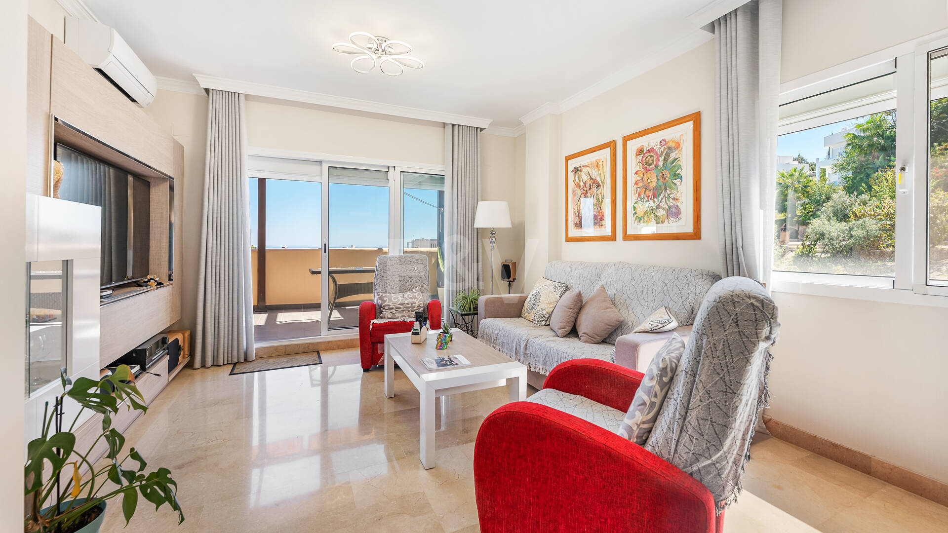 Dúplex luminoso con vistas panorámicas al mar y terrazas bañadas de sol