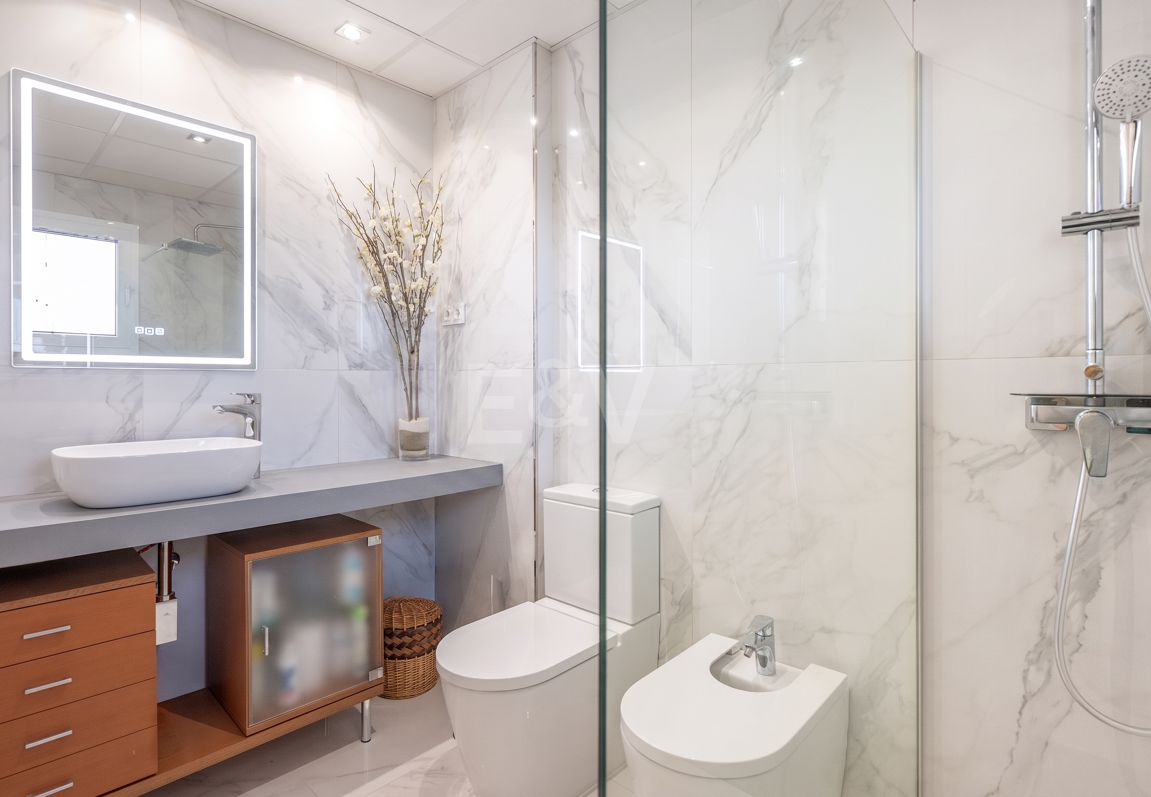 Dúplex luminoso con vistas panorámicas al mar y terrazas bañadas de sol