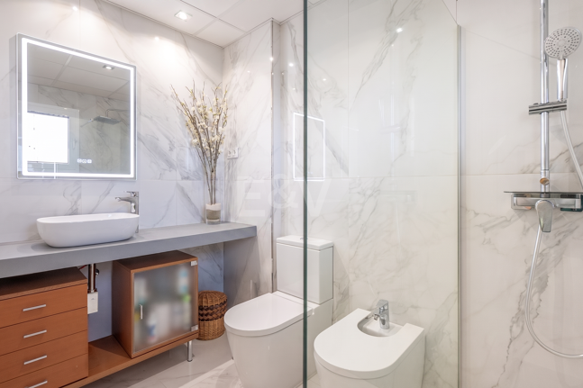 Dúplex luminoso con vistas panorámicas al mar y terrazas bañadas de sol