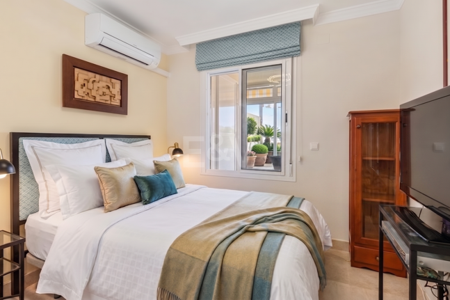 Dúplex luminoso con vistas panorámicas al mar y terrazas bañadas de sol