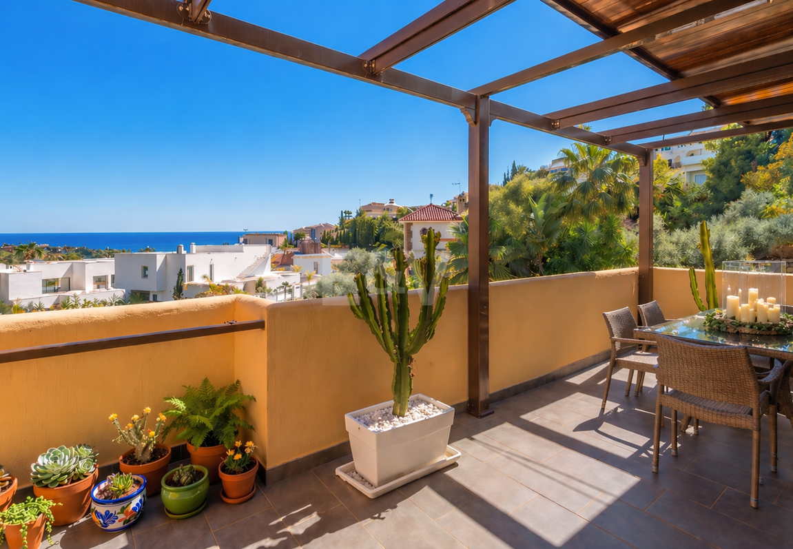 Dúplex luminoso con vistas panorámicas al mar y terrazas bañadas de sol