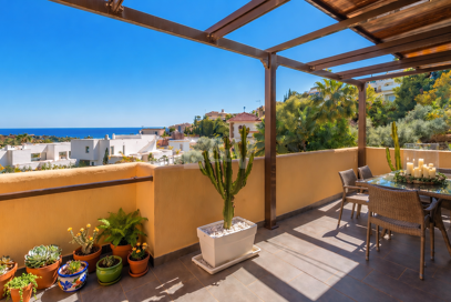 Dúplex luminoso con vistas panorámicas al mar y terrazas bañadas de sol