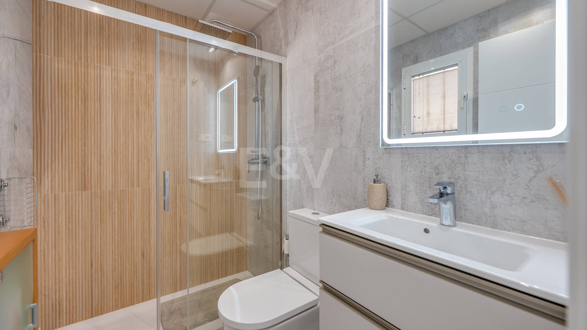 Dúplex luminoso con vistas panorámicas al mar y terrazas bañadas de sol