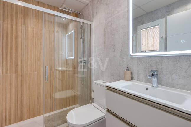 Dúplex luminoso con vistas panorámicas al mar y terrazas bañadas de sol