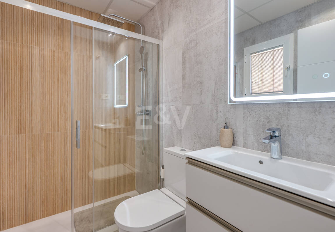 Dúplex luminoso con vistas panorámicas al mar y terrazas bañadas de sol