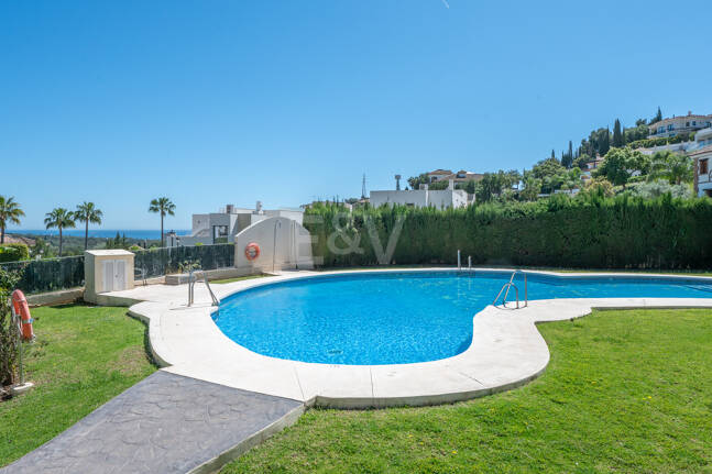 Dúplex luminoso con vistas panorámicas al mar y terrazas bañadas de sol