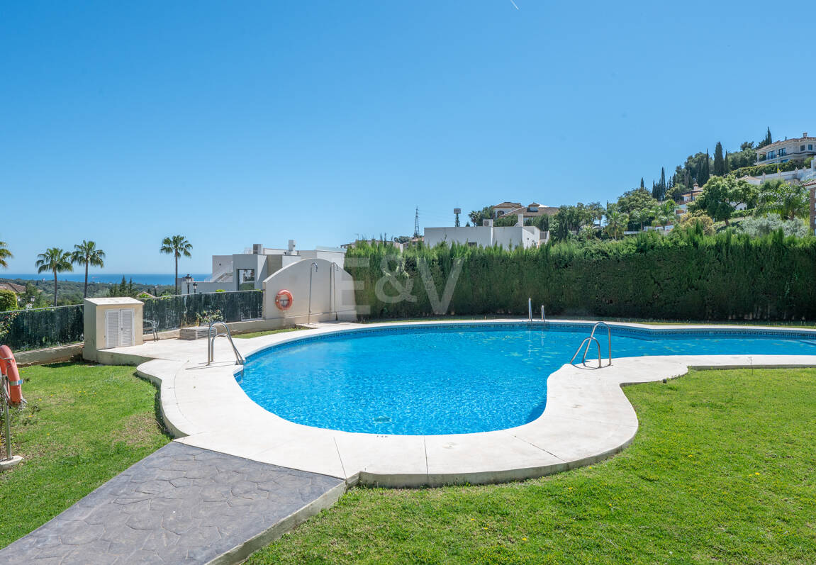 Dúplex luminoso con vistas panorámicas al mar y terrazas bañadas de sol