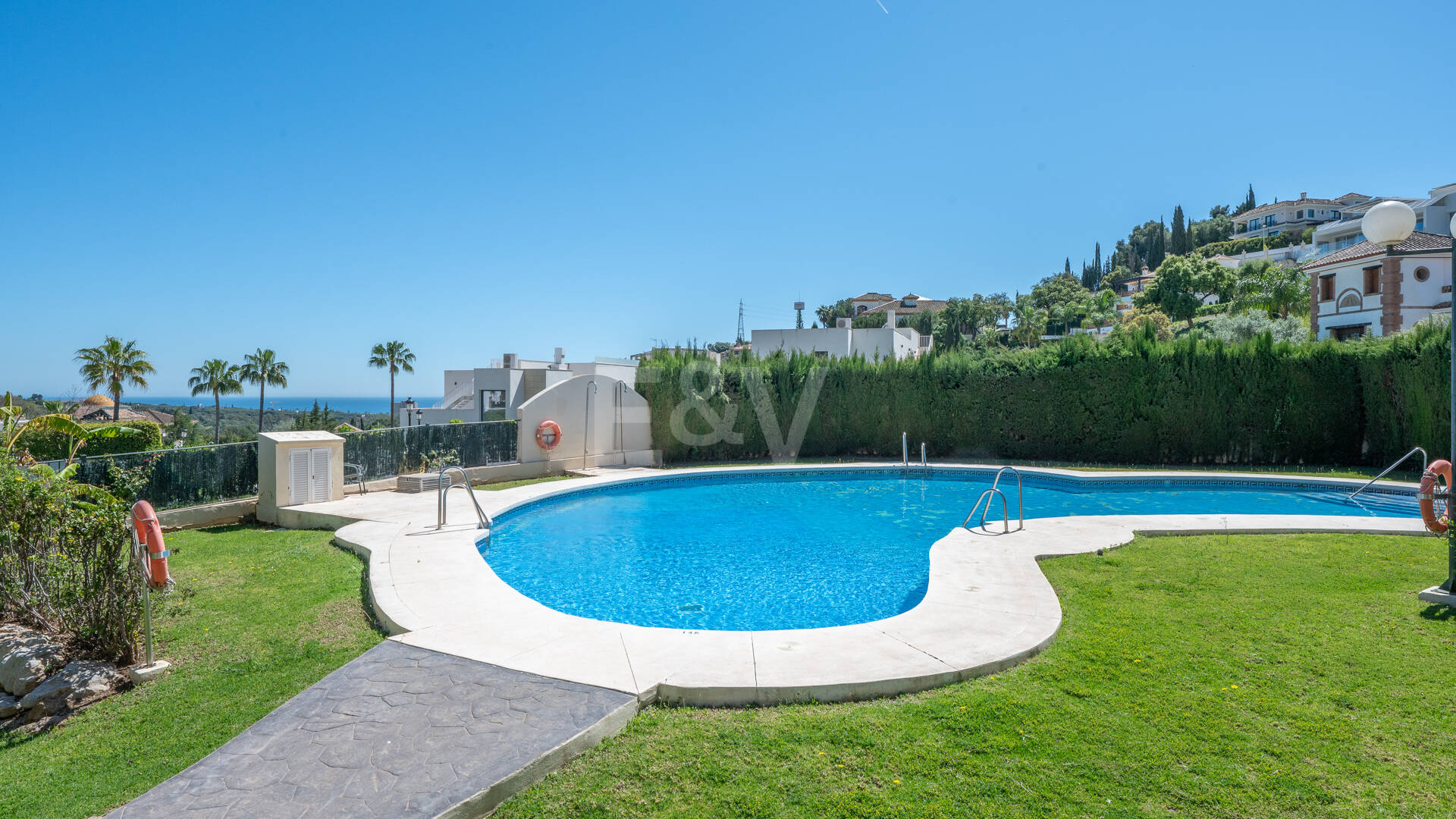 Dúplex luminoso con vistas panorámicas al mar y terrazas bañadas de sol