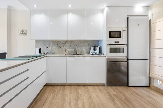 Dúplex luminoso con vistas panorámicas al mar y terrazas bañadas de sol