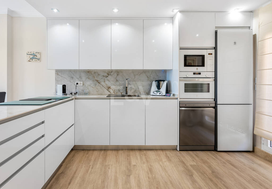 Dúplex luminoso con vistas panorámicas al mar y terrazas bañadas de sol