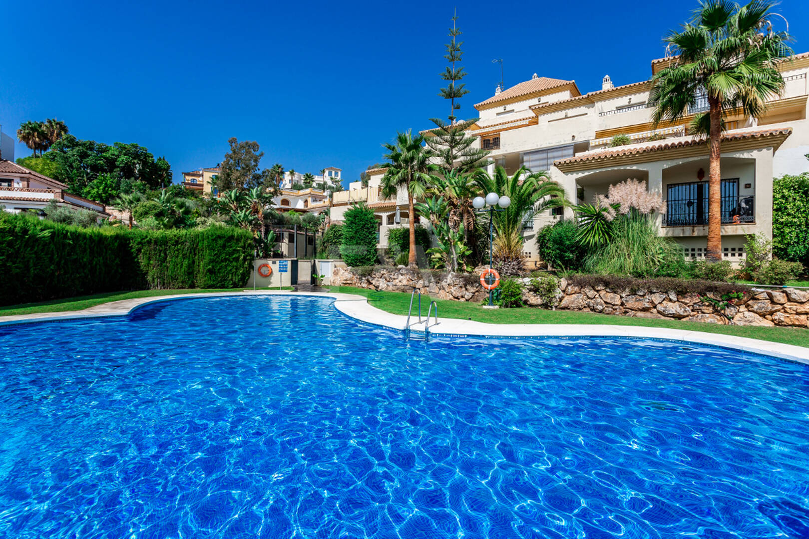 Dúplex luminoso con vistas panorámicas al mar y terrazas bañadas de sol