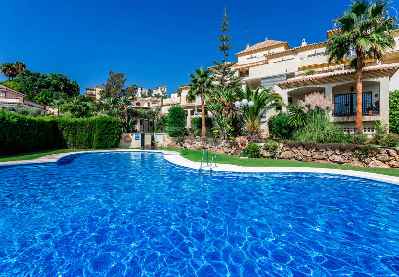 Dúplex luminoso con vistas panorámicas al mar y terrazas bañadas de sol