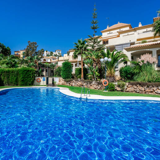 Dúplex luminoso con vistas panorámicas al mar y terrazas bañadas de sol