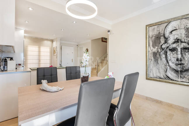 Dúplex luminoso con vistas panorámicas al mar y terrazas bañadas de sol