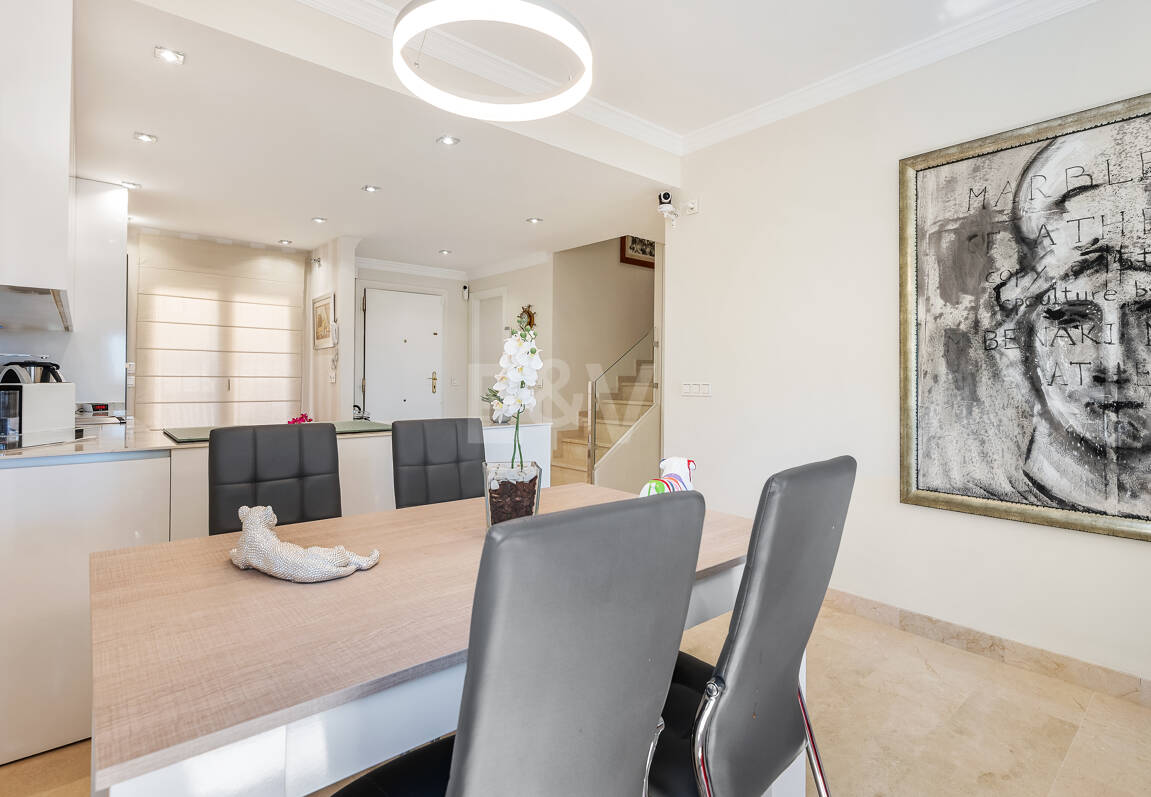 Dúplex luminoso con vistas panorámicas al mar y terrazas bañadas de sol