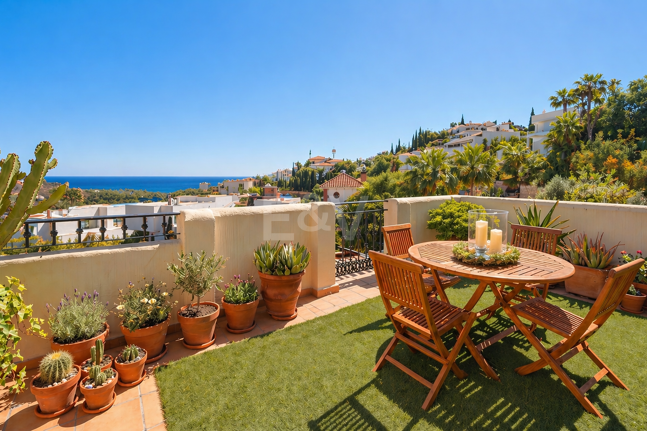 Dúplex luminoso con vistas panorámicas al mar y terrazas bañadas de sol