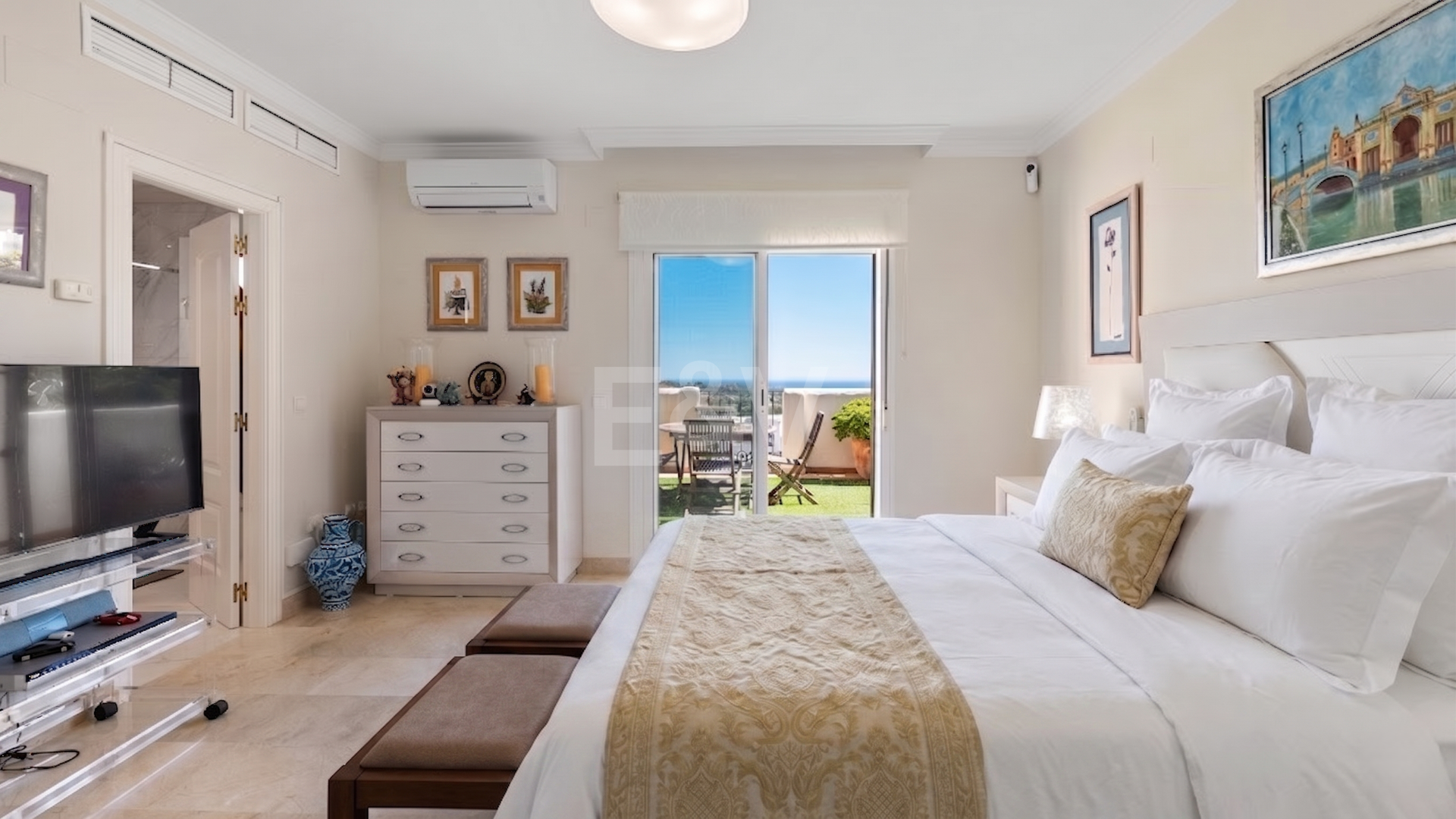 Dúplex luminoso con vistas panorámicas al mar y terrazas bañadas de sol