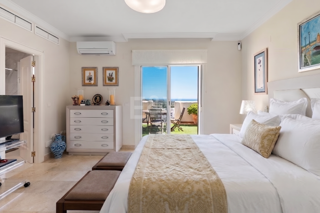 Dúplex luminoso con vistas panorámicas al mar y terrazas bañadas de sol