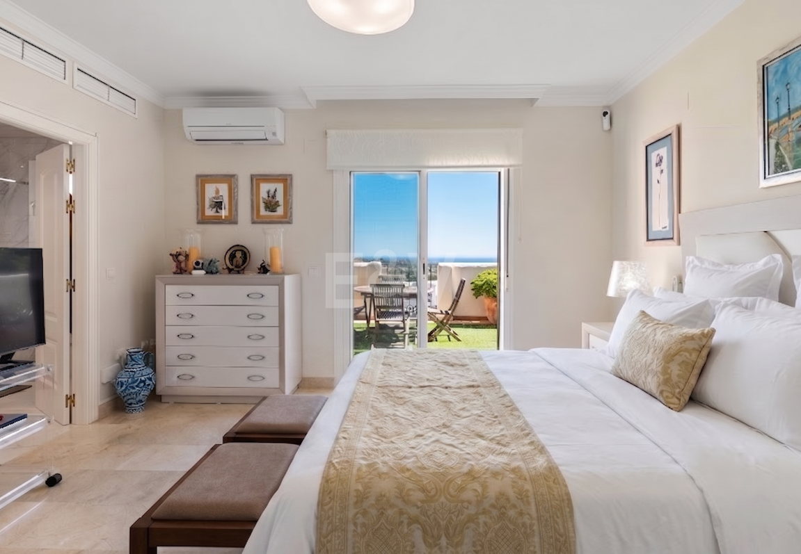 Dúplex luminoso con vistas panorámicas al mar y terrazas bañadas de sol