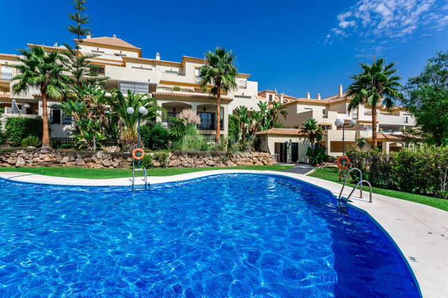 Dúplex luminoso con vistas panorámicas al mar y terrazas bañadas de sol