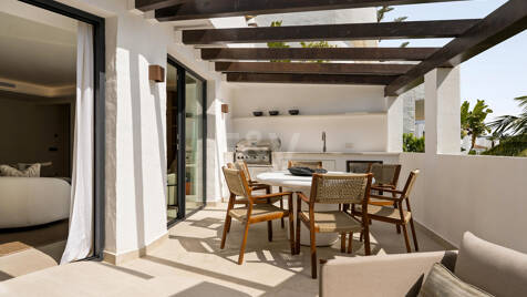 Impeccable Garden Apartment in a Prime Golden Mile Setting