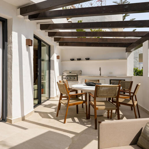 Impeccable Garden Apartment in a Prime Golden Mile Setting