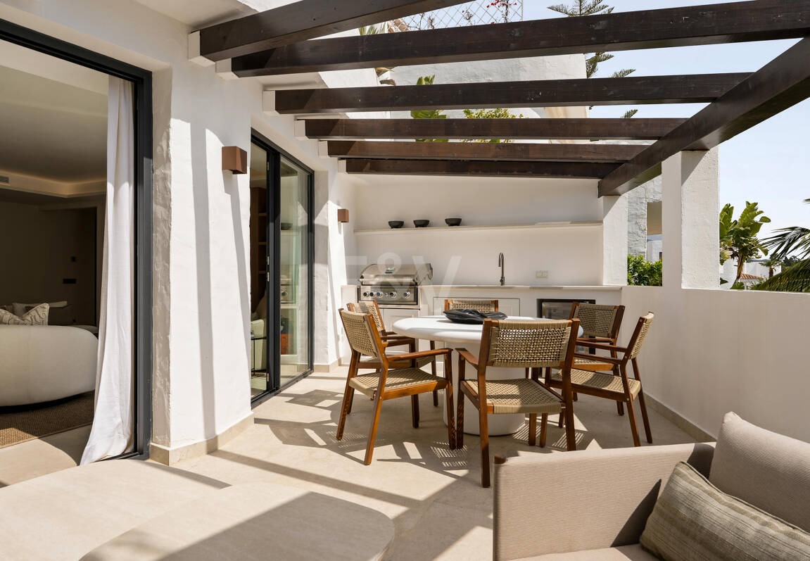 Impeccable Garden Apartment in a Prime Golden Mile Setting