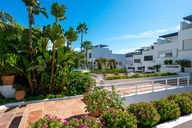 Impeccable Garden Apartment in a Prime Golden Mile Setting