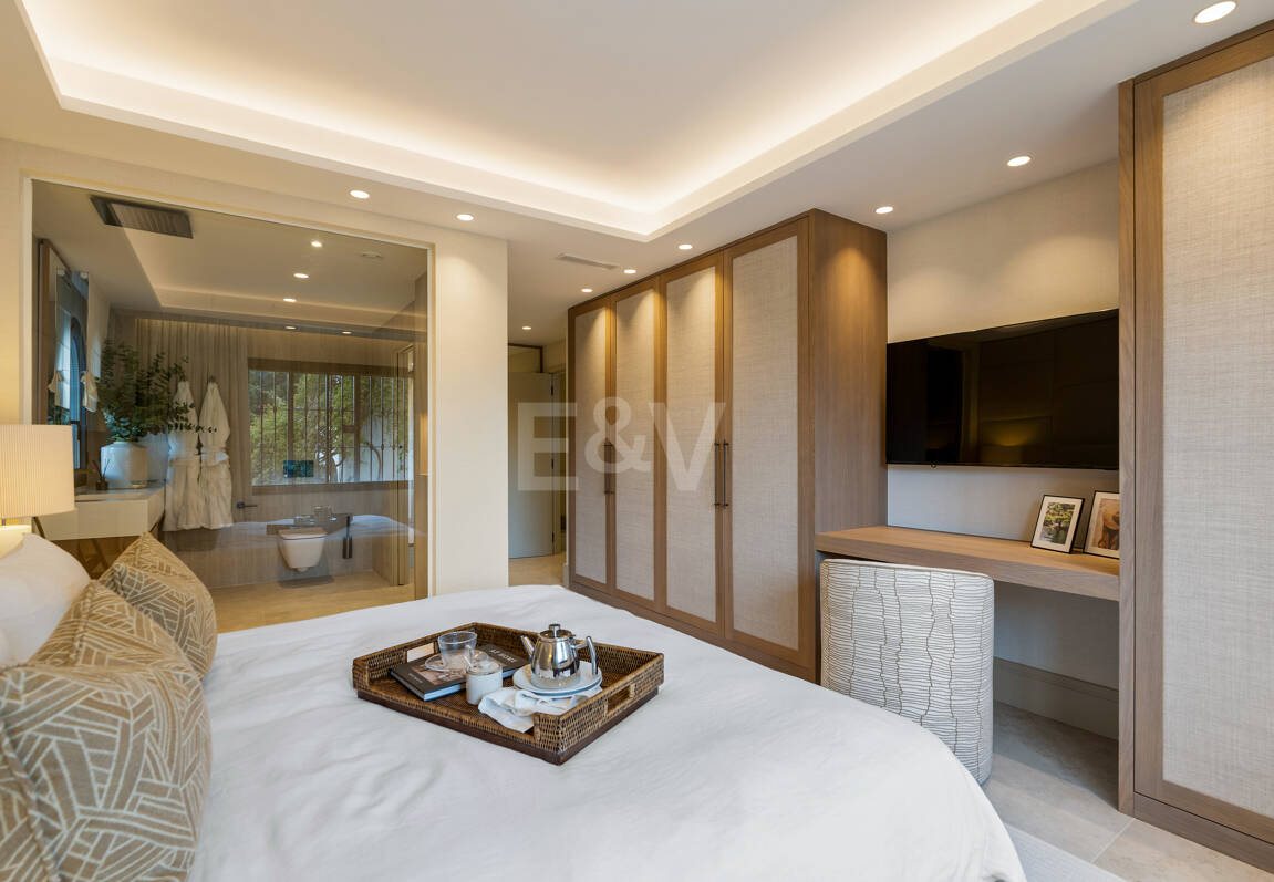 Impeccable Garden Apartment in a Prime Golden Mile Setting