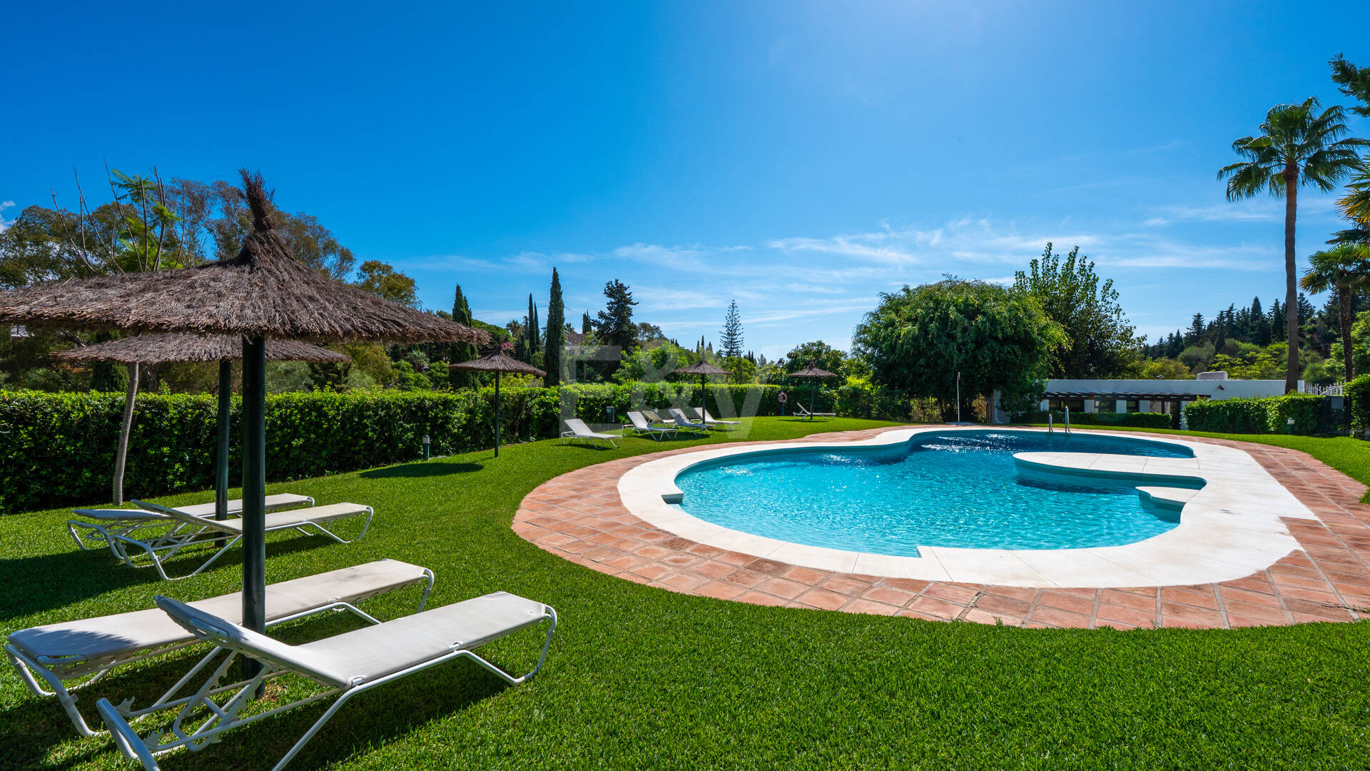 Impeccable Garden Apartment in a Prime Golden Mile Setting