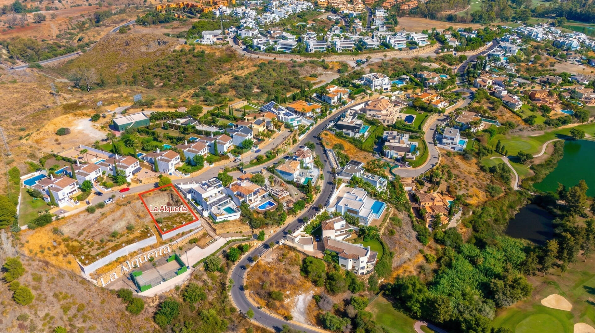 Excellent terrain de Villa avec vue panoramique sur la mer, le golf et la montagne et projet approuvé