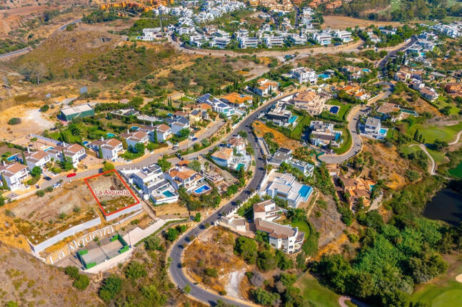 Excellent terrain de Villa avec vue panoramique sur la mer, le golf et la montagne et projet approuvé