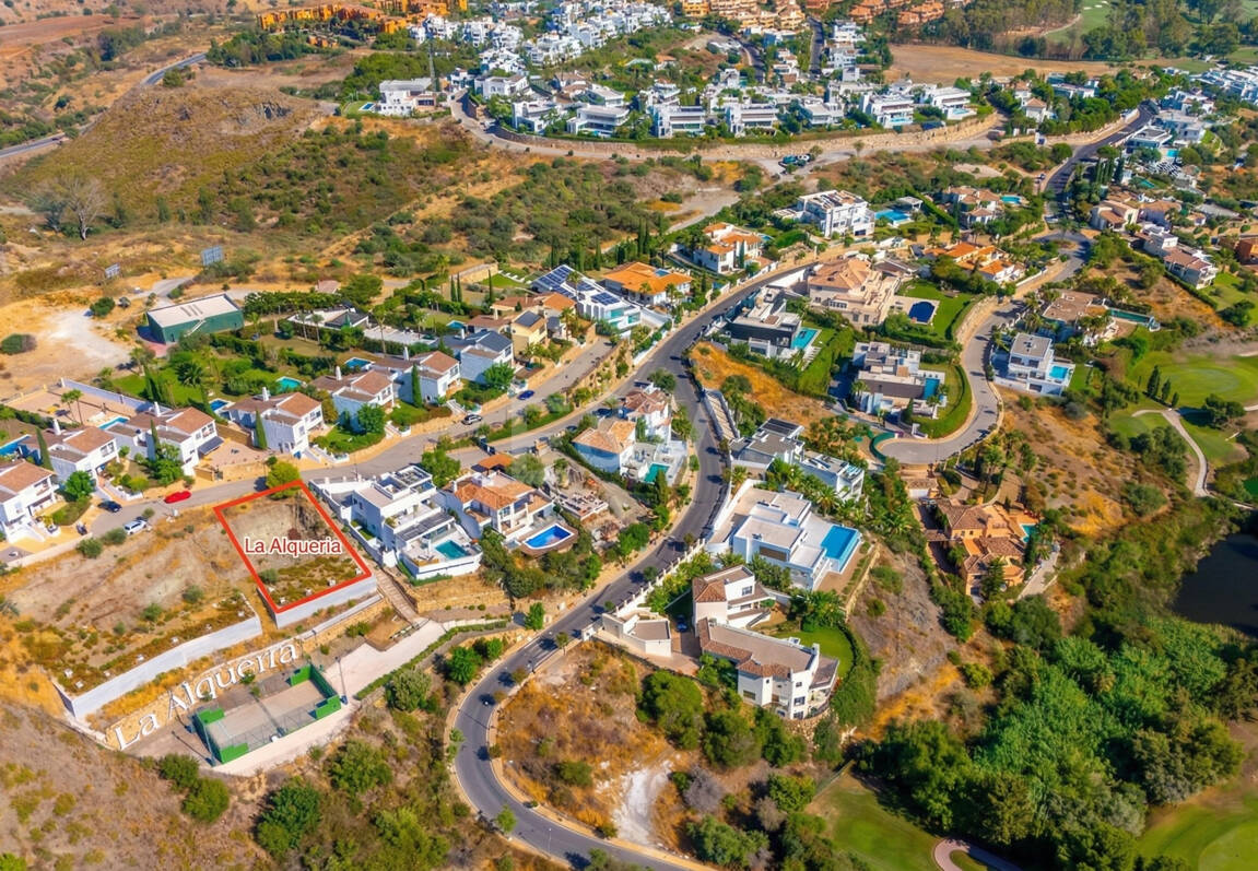 Excellent terrain de Villa avec vue panoramique sur la mer, le golf et la montagne et projet approuvé