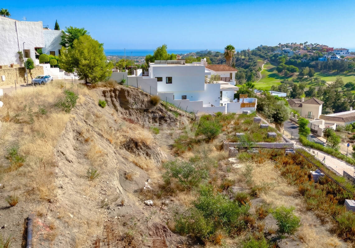 Excellent terrain de Villa avec vue panoramique sur la mer, le golf et la montagne et projet approuvé