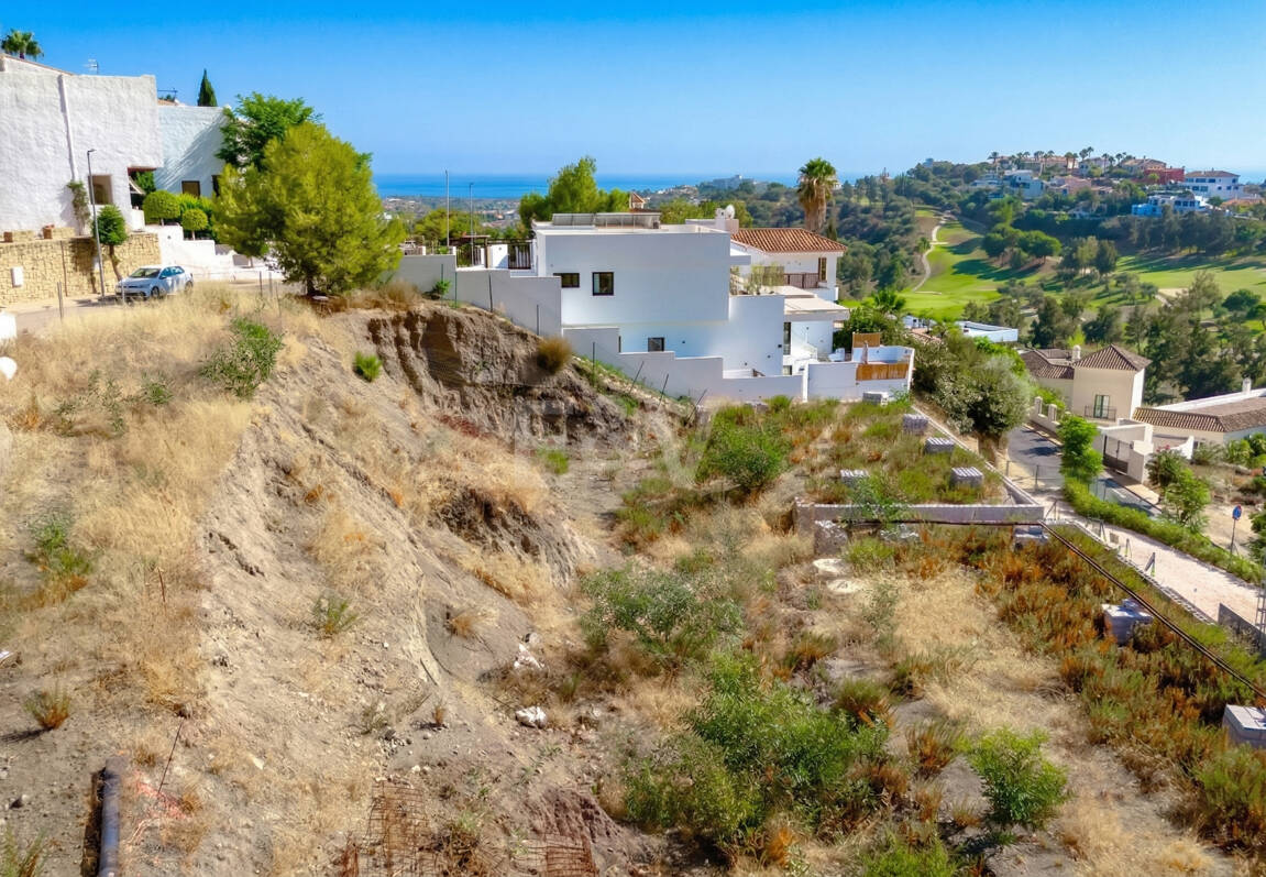 Excellent terrain de Villa avec vue panoramique sur la mer, le golf et la montagne et projet approuvé