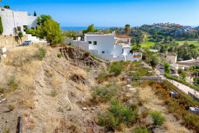 Excellent terrain de Villa avec vue panoramique sur la mer, le golf et la montagne et projet approuvé