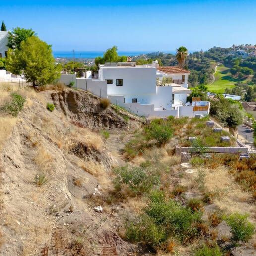 Excellent terrain de Villa avec vue panoramique sur la mer, le golf et la montagne et projet approuvé