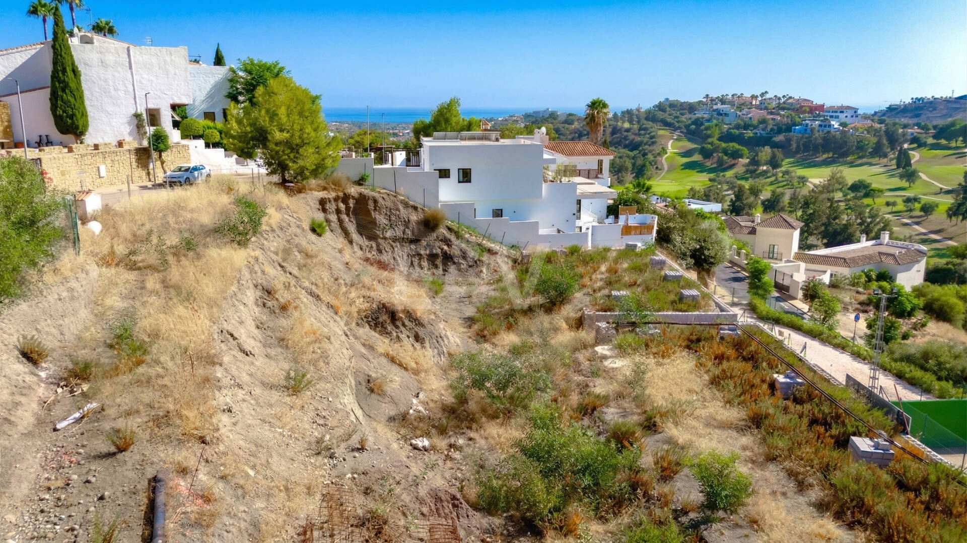 Excellent terrain de Villa avec vue panoramique sur la mer, le golf et la montagne et projet approuvé