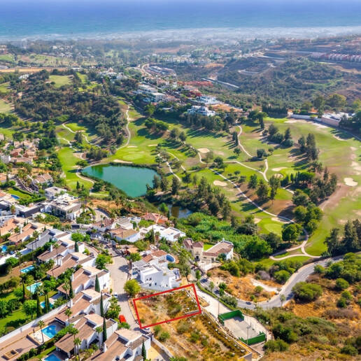 Excellent terrain de Villa avec vue panoramique sur la mer, le golf et la montagne et projet approuvé