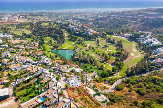 Excellent terrain de Villa avec vue panoramique sur la mer, le golf et la montagne et projet approuvé