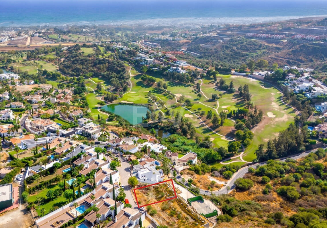 Excellent terrain de Villa avec vue panoramique sur la mer, le golf et la montagne et projet approuvé